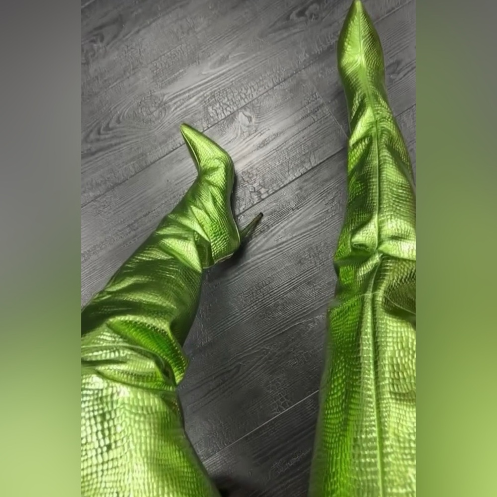Jennifer Le Caiman thigh high boots!